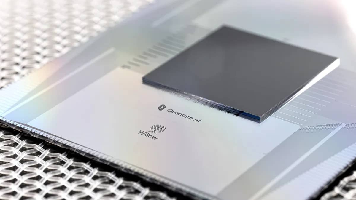 Google впервые протестировала свой квантовый компьютер Sycamore с использованием эталона RCS в 2019 году и выполнила расчет, который занял бы у суперкомпьютера десятки тысяч лет