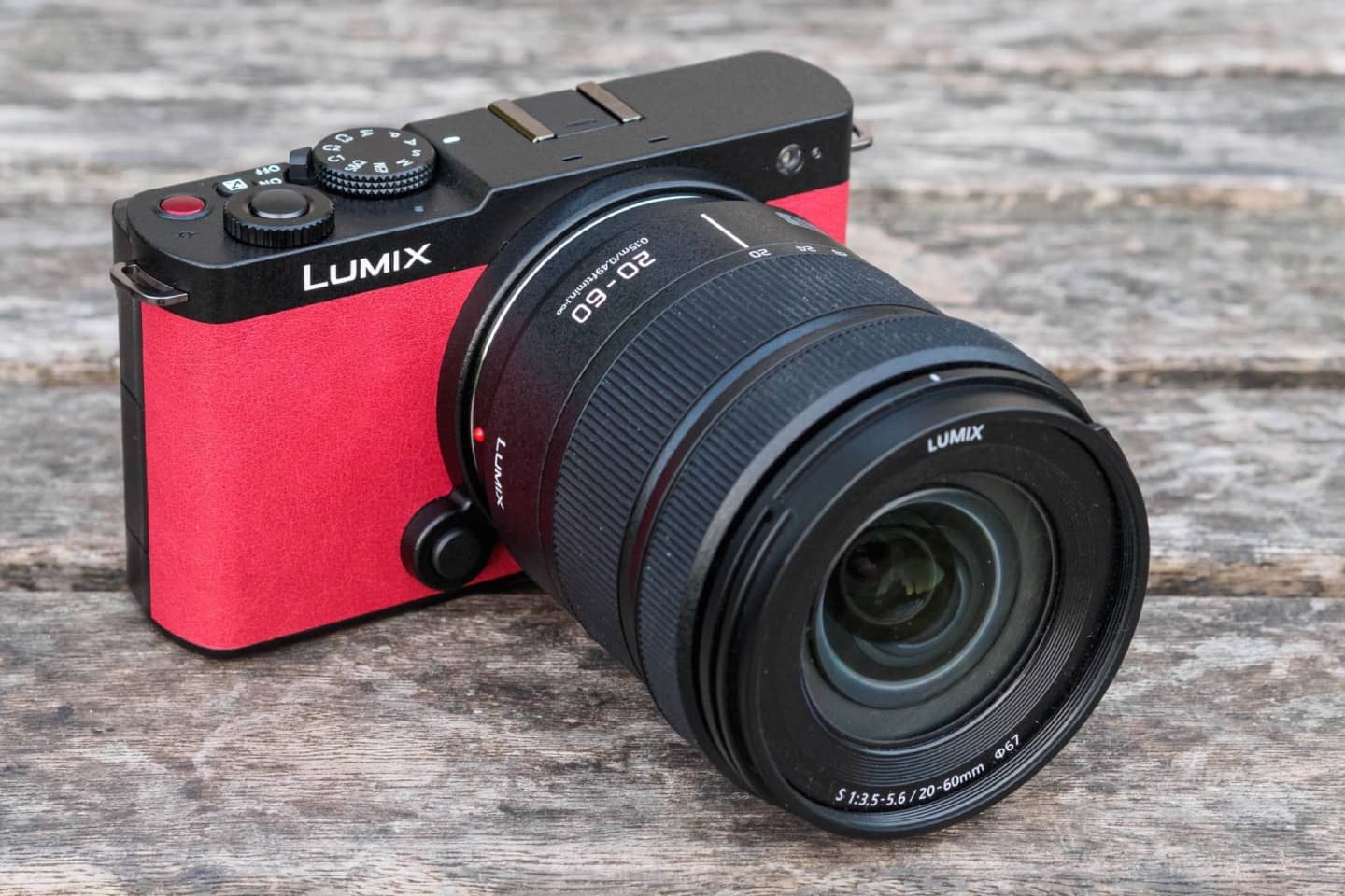 Lumix S9 в красном цвете и с объективом 20-60mm