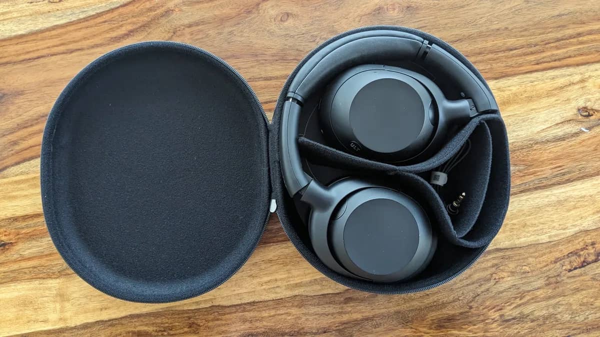 Sony ULT Wear поставляется с чехлом для переноски, кабелем USB-C и кабелем 3,5мм