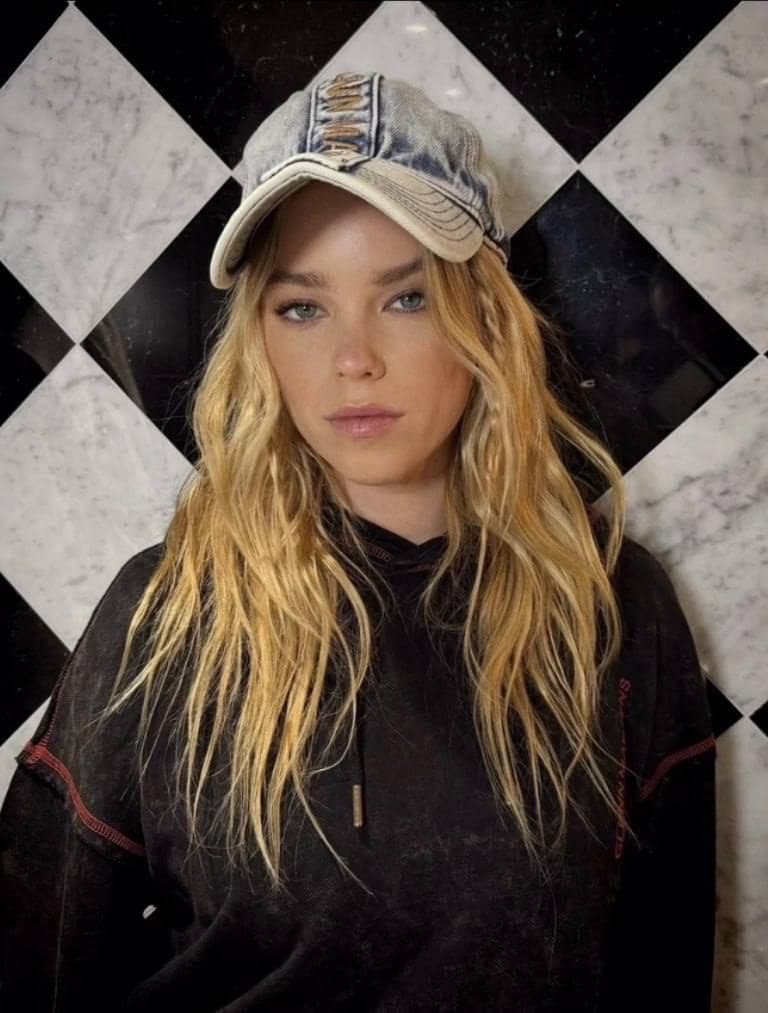 Милли Олкок на ивенте H&M