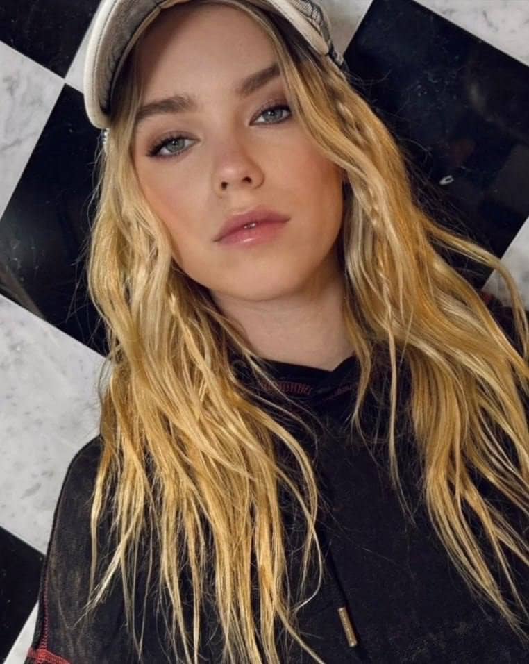 Милли Олкок на ивенте H&M