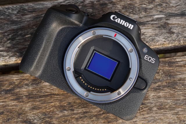 Canon выпустила EOS R50