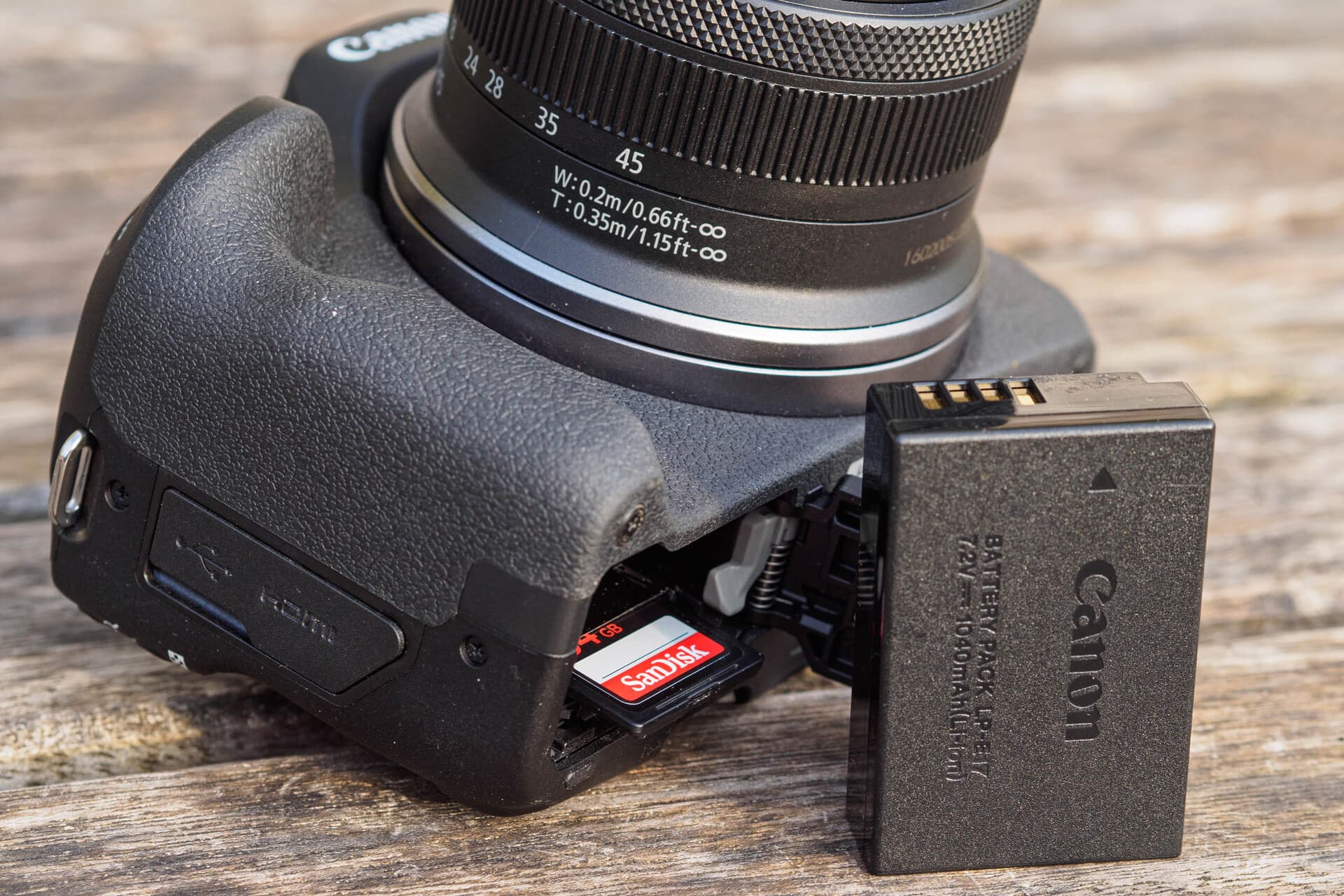 Батарея и карта SD находятся в одном отсеке