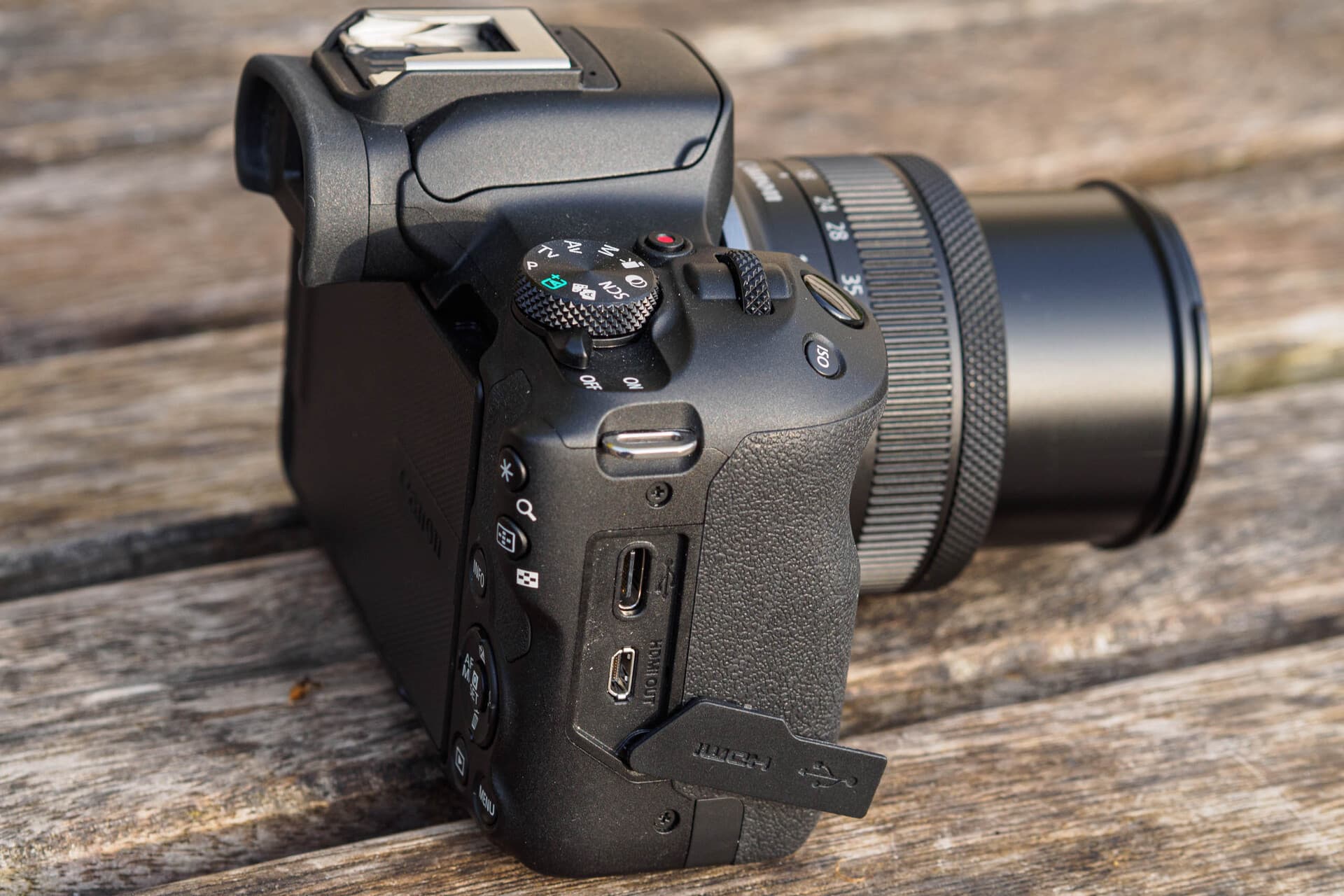 Порты Micro HDMI и USB-C расположены справа, на стороне хвата руки - спорное решение