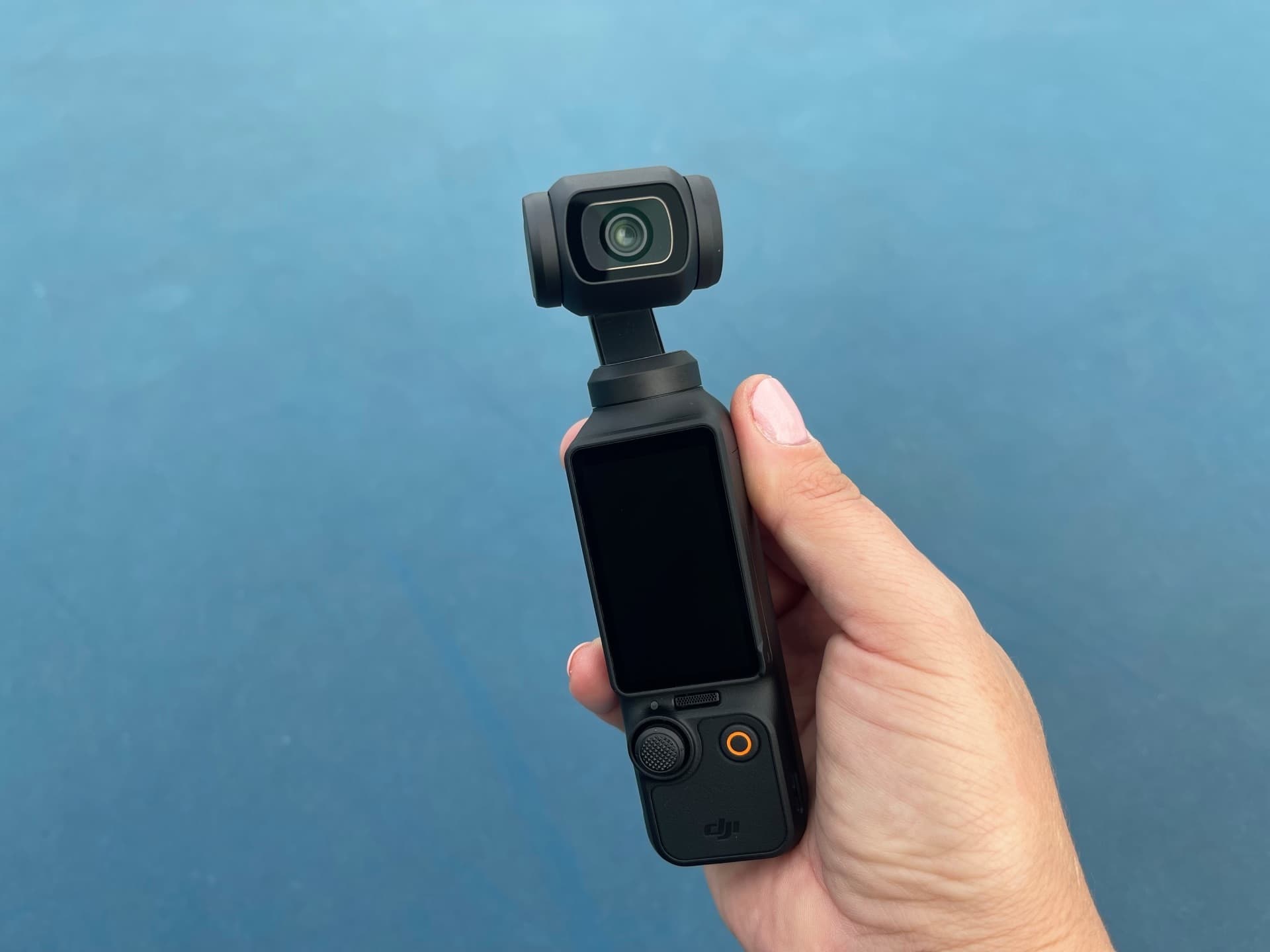 Небольшой джойстик для управления камерой и кнопка для переключения направления съемки