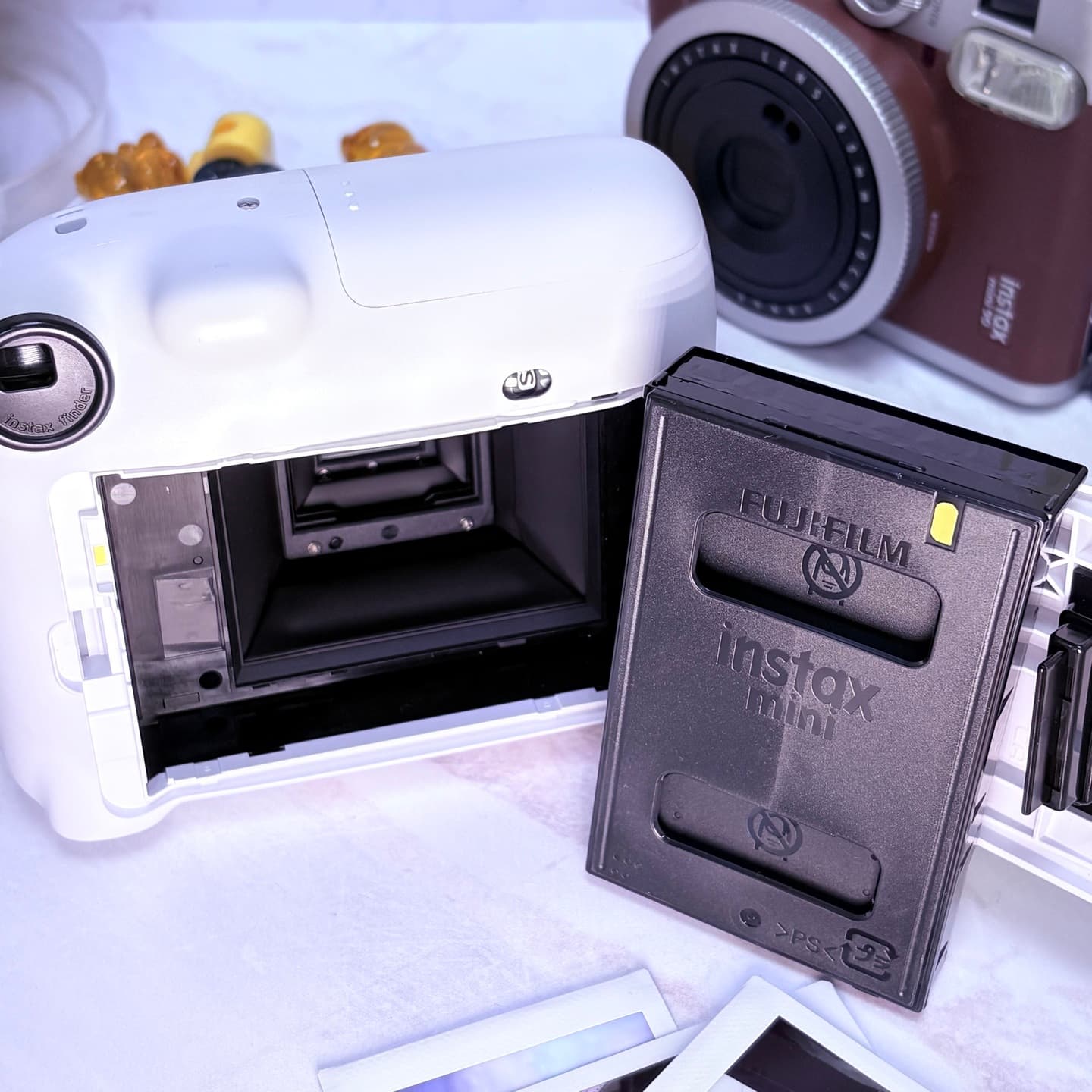 Загрузка каптриджа в инстакс очень простая