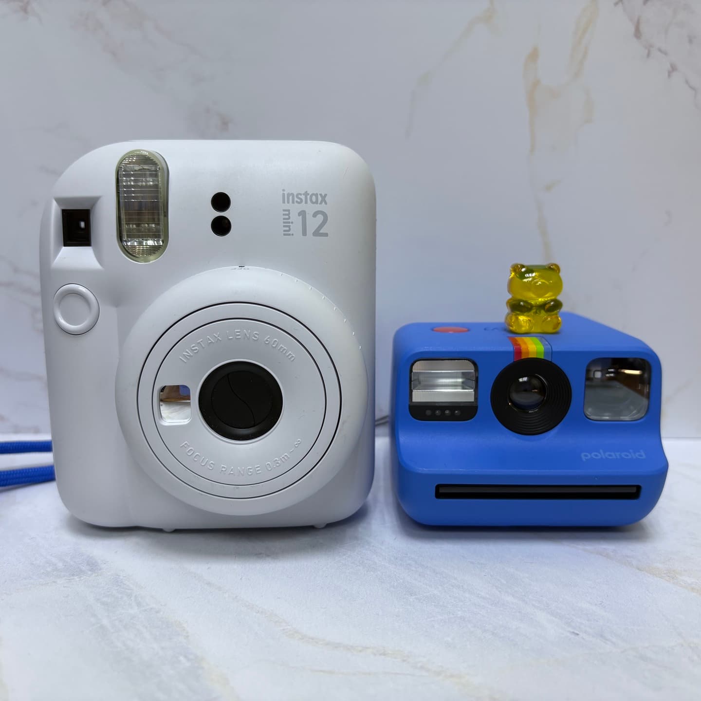 Instax Mini 12 рядом с Polaroid Go 2