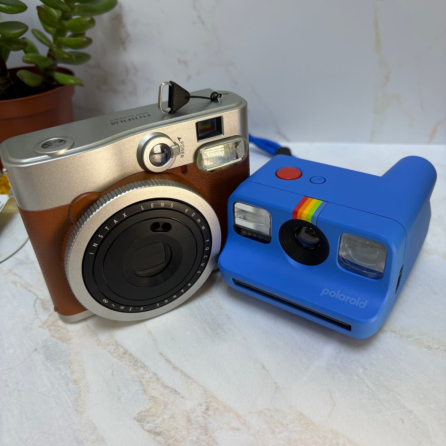 Instax Mini 90 рядом с Polaroid Go 2