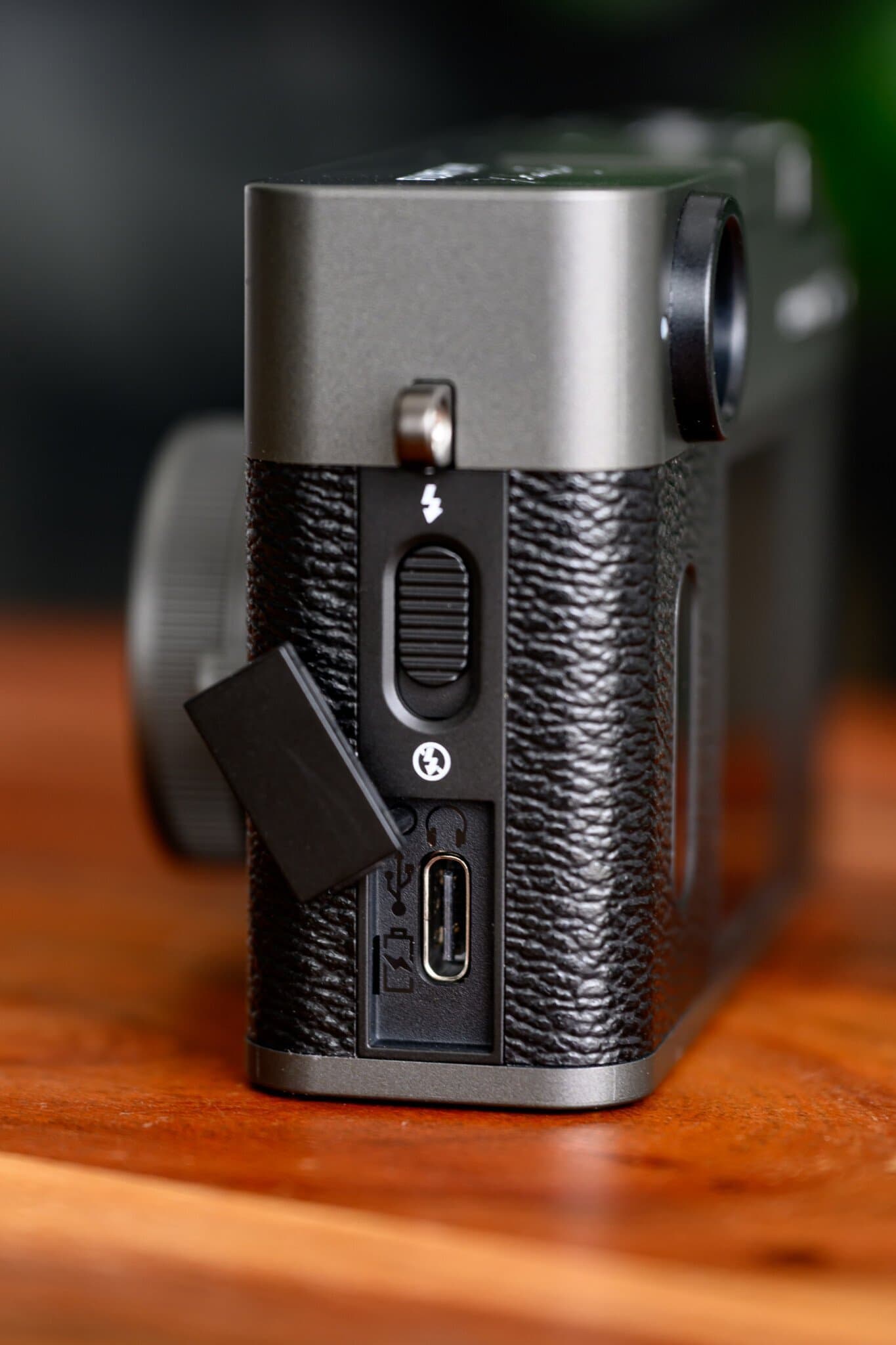 Управление вспышкой и разъем Type-C сбоку