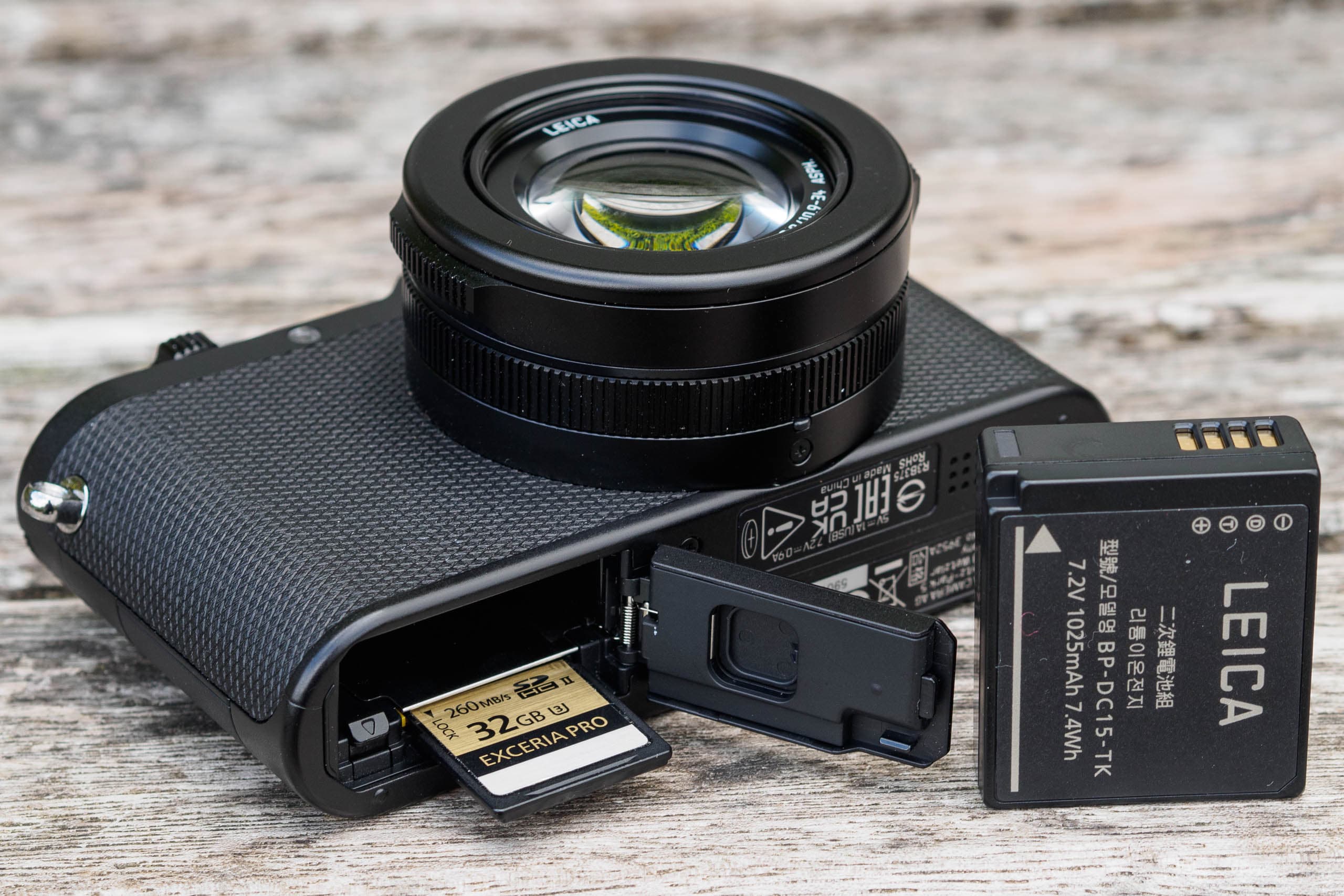 Совместим с картами памяти SD/SDHC/SDXC (UHS-II)