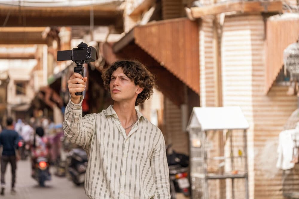 Компактность камеры открывает прекрасные возможности для travel-видео