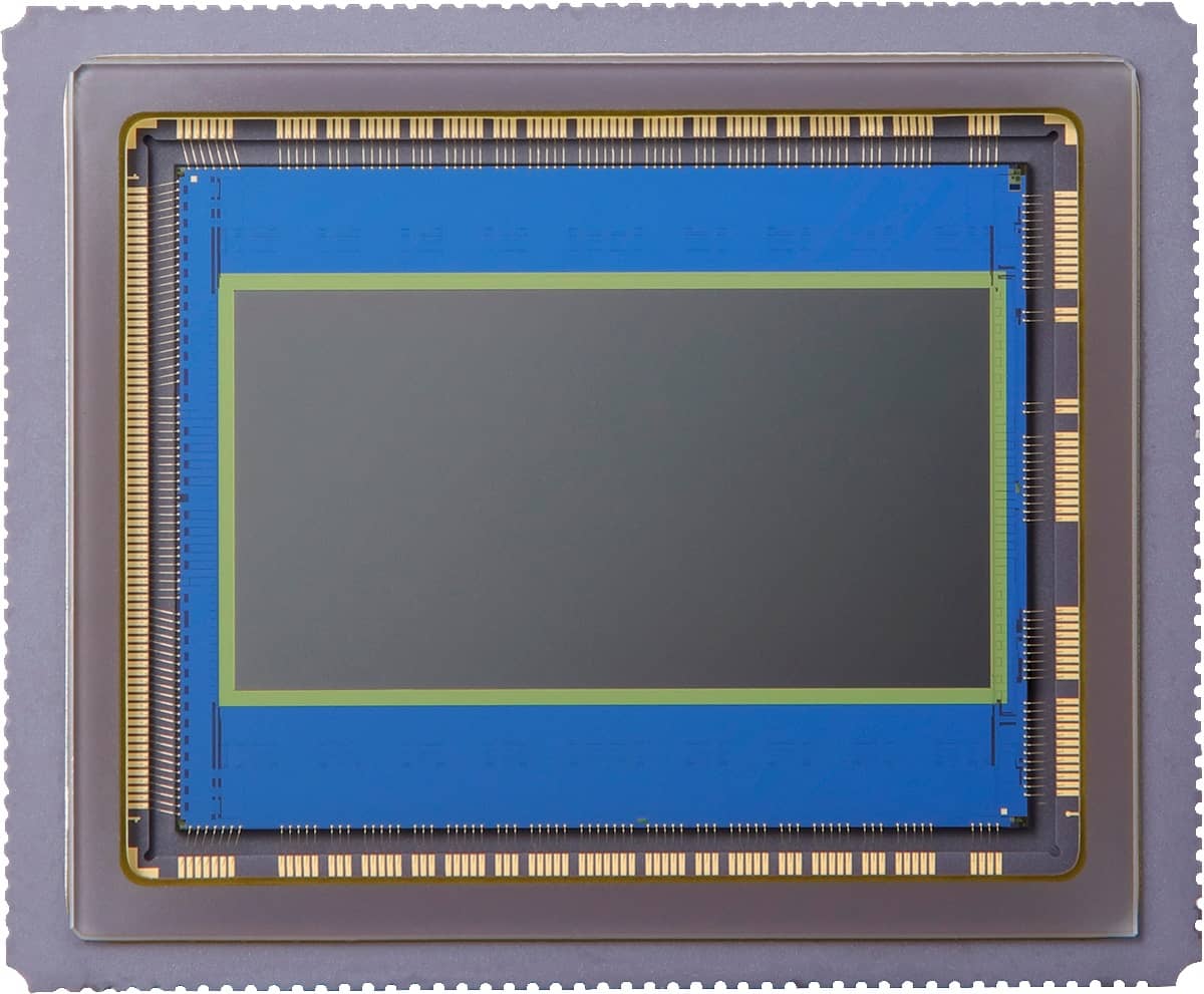 Сенсор соответствует кроп-фактору 1,34 относительно полнокадрового формата