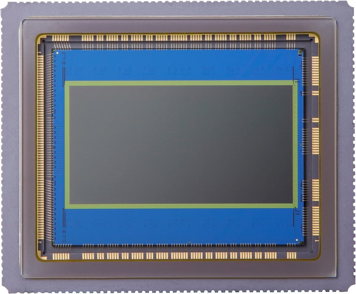 Сенсор соответствует кроп-фактору 1,34 относительно полнокадрового формата