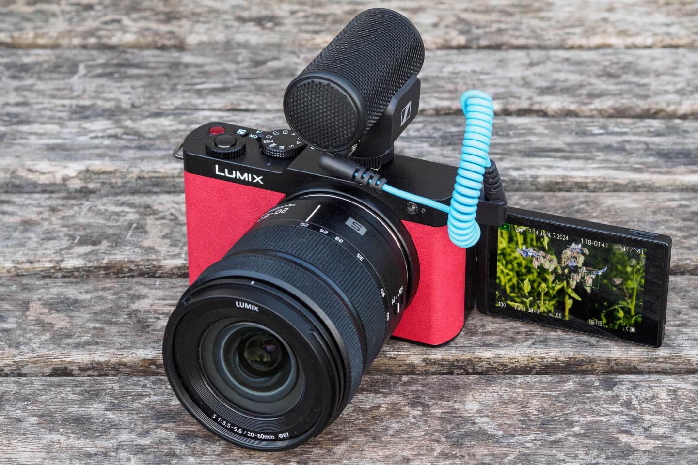 Разъем для микрофона расположен сбоку, а сам микрофон крепится так, что не загораживает экран