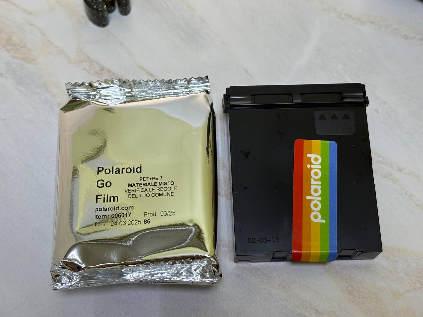 Картриджи Polaroid Go Film в упаковке и без