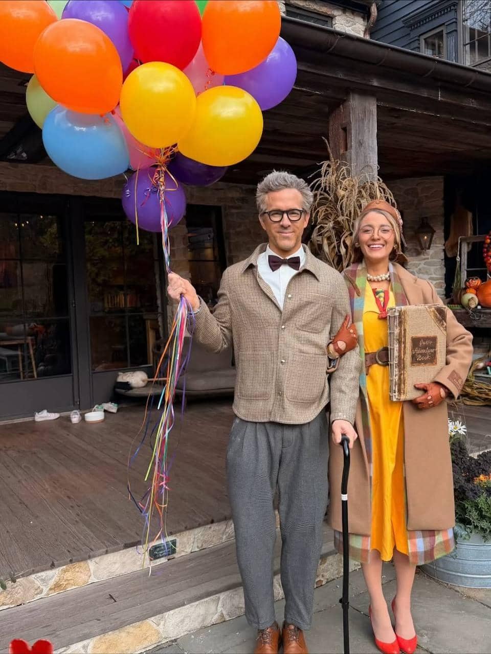 Райан Рейнольдс и Блейк Лайвли в костюмах из мультфильма «Вверх»