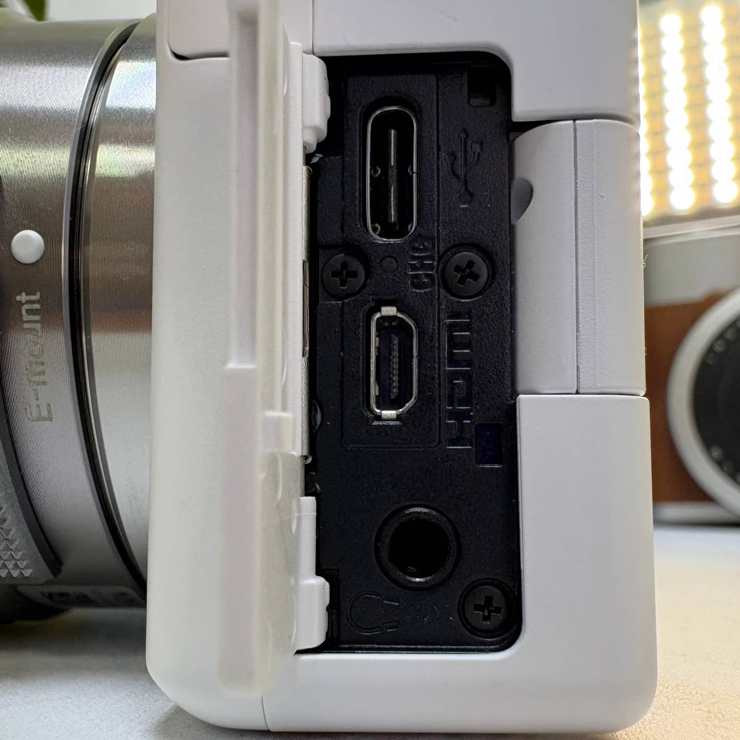 Микрофон встроенный — но лучше внешний